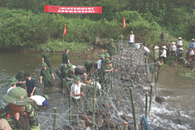 Trung đoàn 814 - Bộ CHQS tỉnh gắn công tác huấn luyện với giúp nhân dân xã Tú Sơn (Kim Bôi) làm hệ thống bai giữ nước.