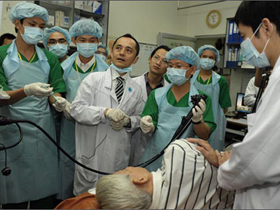 BS Mori - người Nhật đang hướng dẫn nội soi mũi cho các
bác sĩ BV Đại học Y Dược TPHCM