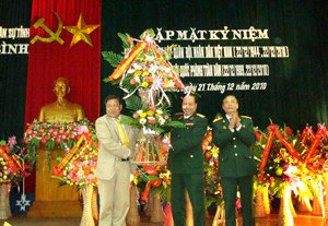 Đồng chí Hoàng Việt Cường, Bí thư Tỉnh uỷ tặng hoa chúc mừng CBCS Bộ CHQS tỉnh.