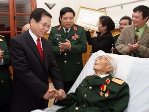 Chủ tịch nước Nguyễn Minh Triết và Đảng ủy quân sự Trung ương chúc mừng Đại tướng Võ Nguyên Giáp nhận Huy hiệu 70 năm tuổi Đảng.