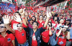 Phe áo đỏ vẫn biểu tình ở Bangkok.