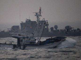 Một tàu đánh cá đi ngang qua tàu tuần tra Hàn Quốc ngoài khơi đảo Yeonpyeong của Hàn Quốc.
