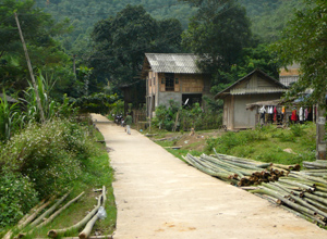 Xóm Đồng Bảng đã bê tông hóa GTNT, giữ gìn vệ sinh đường làng, ngõ xóm sạch, đẹp.