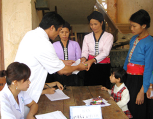 Ngành Y tế tổ chức khám và cấp thuốc miễn phí cho người dân xã Mường Chiềng (Đà Bắc).