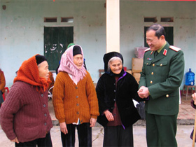 Thiếu tướng Bế Xuân Trường, Tư lệnh Quân khu 1, nói chuyện thân mật với các cụ có công với cách mạng tại xã Hoàng Tung.