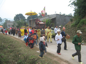 Lễ rước cỗ về đình thờ làng Vai.