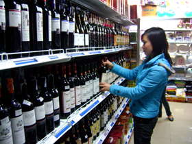 Rượu là một trong số các mặt hàng được xác định cần tập trung kiểm soát đảm bảo ATVSTP cho người dân đón Tết.