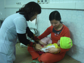 Bác sĩ Nguyễn Thị Thanh Hải khám cho trẻ bị tiêu chảy.