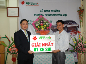 Đại diện VP Bank Hoà Bình trao thưởng cho khách hàng trúng giải nhất là 1 chiếc xe Honda SHi trị giá 100 triệu đồng.