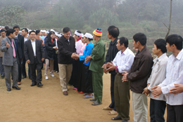 Đồng chí Bí thư Tỉnh ủy động viên cán bộ và nhân dân xóm Thung, xã Quý Hòa, huyện Lạc Sơn
