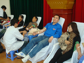 Đoàn viên thanh niên Khối các cơ quan tỉnh tham gia hiến máu nhân đạo.