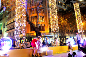 Nhiều nơi trên đường phố được trang trí đèn hoa tràn đầy không khí, sắc màu Noel
