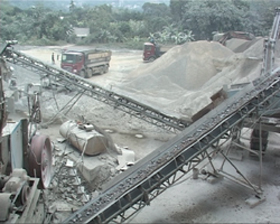Công ty CP sản xuất đá xây dựng Lương Sơn (Lương Sơn) tích cực phun nước, giãm thiểu bụi và ô nhiễm vào môi trường.