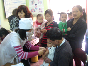 Trẻ từ 1- 5 tuổi địa bàn phường Phương Lâm (TP Hoà Bình) tiêm vắcxin sởi trong tháng chiến dịch.  
    
