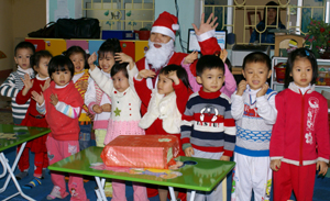 Các em nhỏ lớp 4 tuổi A, trường Mầm non Tân Hoà (TP. Hoà Bình) vui hát múa cùng ông già Noel

