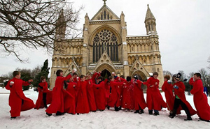 Đội hợp xướng của thánh đường St Albans, Anh, chơi ném tuyết sau buỗi lễ sáng.