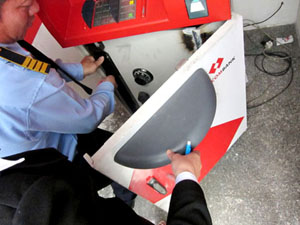 Nhân viên ngân hàng tại TP HCM kiểm tra máy ATM.