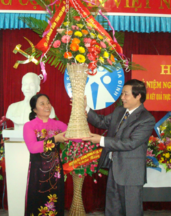 Nhân ngày DSVN, đồng chí Phó Chủ tịch UBND tỉnh tặng CBCC làm công tác DS-KHHGĐ của tỉnh lẵng hoa tươi thắm.