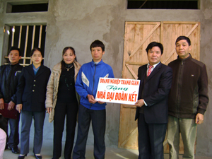 Thông qua Quỹ “Ngày vì người nghèo” của TPHB, doanh nghiệp Thương mại xây dựng Thanh Giám ủng hộ 6,6 triệu đồng cho gia đình anh Nguyễn Văn Hường, xóm Cang 1.