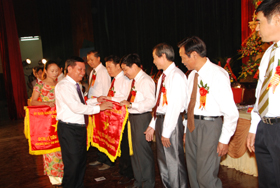 Đồng chí Bùi Văn Tỉnh, Chủ tịch UBND tỉnh, Chủ tịch Hội đồng TĐ-KT tỉnh trao cờ đơn vị tiên tiến xuất sắc cho các tập thể có thành tích trong phong trào TĐYN giai đoạn 2006-2010