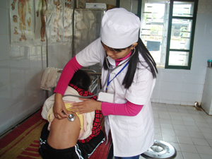 Cán bộ Trạm y tế xã Ngọc Mỹ (Tân Lạc) khám - chữa bệnh cho nhân dân
