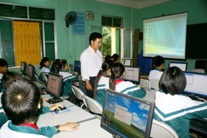 Trường tiểu học thị trấn Mai Châu đưa CNTT vào giảng dạy, giúp các em học sinh tiếp cận sớm với KH-CN