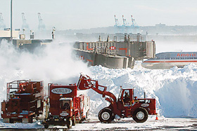 Các xe xúc tuyết tại sân bay quốc tế Newark Liberty, bang New Jersey phải liên tục hoạt động hết công suất.
