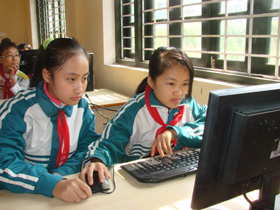 Các em xã Mông Hóa (Kỳ Sơn) đã và đang được đầu tư khá toàn diện về điều kiện học tập để có thể vươn lên học tốt