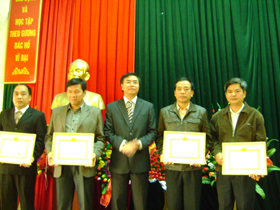 Lãnh đạo Sở NN & PTNT tặng giấy khen cho các chi bộ TSVM năm 2010