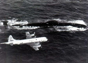 Máy bay trinh sát chống ngầm P-3C của Mỹ và tàu ngầm Nga.