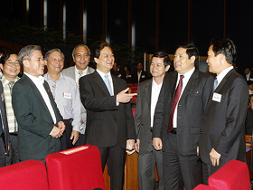 Thủ tướng Nguyễn Tấn Dũng trò chuyện cùng các đại biểu dự hội nghị
