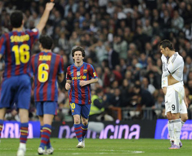 Ronaldo (áo trắng) và Real đã chơi mùa giải hay nhất trong lịch sử CLB, nhưng vẫn phải về nhì sau một Barca đang trên đỉnh cao phong độ.