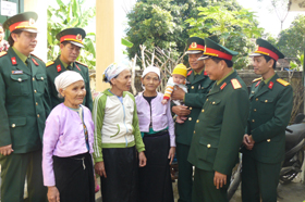 Lãnh đạo Bộ CHQS tỉnh thăm, động viên  nhân dân xã Địch Giáo (Tân Lạc).