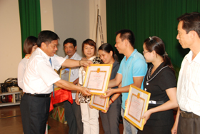 Đồng chí Hoàng Việt Cường, Bí thư Tỉnh ủy, Chủ tịch HĐND tỉnh  trao thưởng cho các tác giả có tác phẩm xuất sắc về chủ đề  “Học tập và làm theo tấm gương đạo đức Hồ Chí Minh” năm 2010.