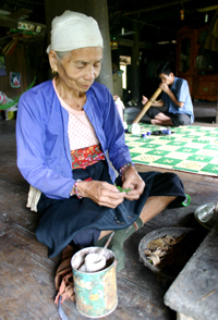 Phụ nữ Mường Thung, xã Quý Hòa, huyện Lạc Sơn nghỉ ngơi, ăn trầu sau một ngày lao động mệt nhọc