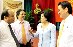 Phó Thủ tướng Nguyễn Xuân Phúc (bìa trái) trao đổi với các đại biểu dự hội nghị. Ảnh: HOÀI NAM
