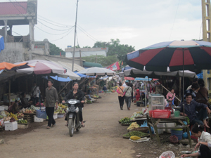 Chợ thị trấn Vụ Bản sau khi chuyển vào địa điểm mới đã giải quyết dứt điểm tình trạng mất ATGT khu vực ngã ba thị trấn.