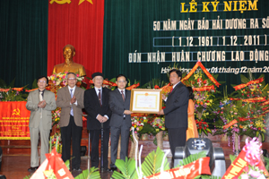 Thừa ủy quyền của Chủ tịch nước, Lãnh đạo tỉnh ủy Hải Dương đã trao Huân chương lao động hạng nhì cho Báo Hải Dương.