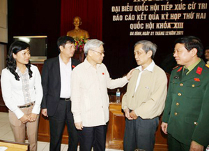 Tổng Bí thư Nguyễn Phú Trọng trò chuyện với các cử tri 
quận Ba Đình - Ảnh: TH