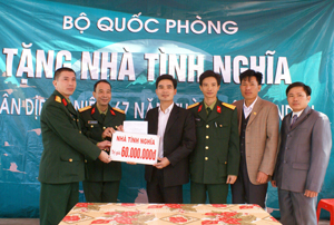Lãnh đạo Tập đoàn viễn thông Quân đội Viettel và Chi nhánh Viettel Hòa Bình trao nhà tình nghĩa cho gia đình anh Phạm Văn Toản.