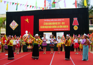 Học sinh trường tiểu học Sông Đà hát múa trong lễ khai giảng và đón nhận Huân chương Lao động hạng ba.