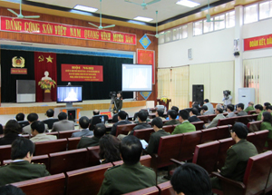 Quang cảnh hội nghị trực tuyến tại hội trường Công an tỉnh.