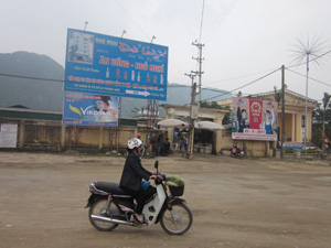 Người tham gia giao thông trên địa bàn thị trấn Chi Nê (Lạc Thủy) chấp hành tốt các quy định đảm bảo trật tự ATGT đường bộ.