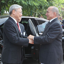 Quốc vương Campuchia Norodom Sihamoni đón Tổng Bí thư Nguyễn Phú Trọng. Ảnh: Trí Dũng – TTXVN