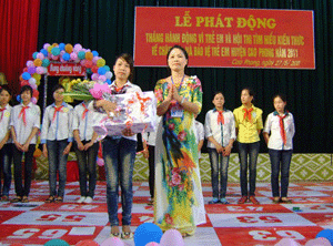 Dự án triển khai nhiều hoạt động thiết thực cho trẻ em tại huyện Cao Phong. ảnh: Cuộc thi “Rung chuông vàng” được tổ chức trong tháng hành động vì trẻ em đã trang bị cho các em những kiến thức cơ bản về quyền trẻ em.