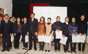 Đại diện Công ty BHNT Prudential Việt Nam trao tặng quà cho các hội viên Hội phụ nữ huyện Kỳ Sơn.