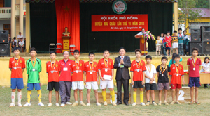 Lãnh đạo UBND huyện Mai Châu  huy chương cho các VĐV tại hội khoẻ.