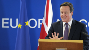 Không tham gia thỏa thuận cứu đồng euro, Thủ tướng Anh David Cameron đưa Anh vào thế bị cô lập - Ảnh: Reuters