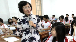 Cô Nguyễn Thị Lan Hương, giáo viên môn vật lý có thâm niên hơn 30 năm trong nghề, trong buổi dạy học sinh lớp 12 Trường THPT Marie Curie, TP.HCM Ảnh: Như Hùng.