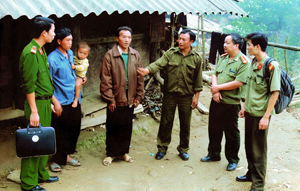 Lực lượng Công an Sơn La về bản, phối hợp với chính quyền địa phương xây dựng phong trào toàn dân bảo vệ ANTQ, giữ gìn ANTT.